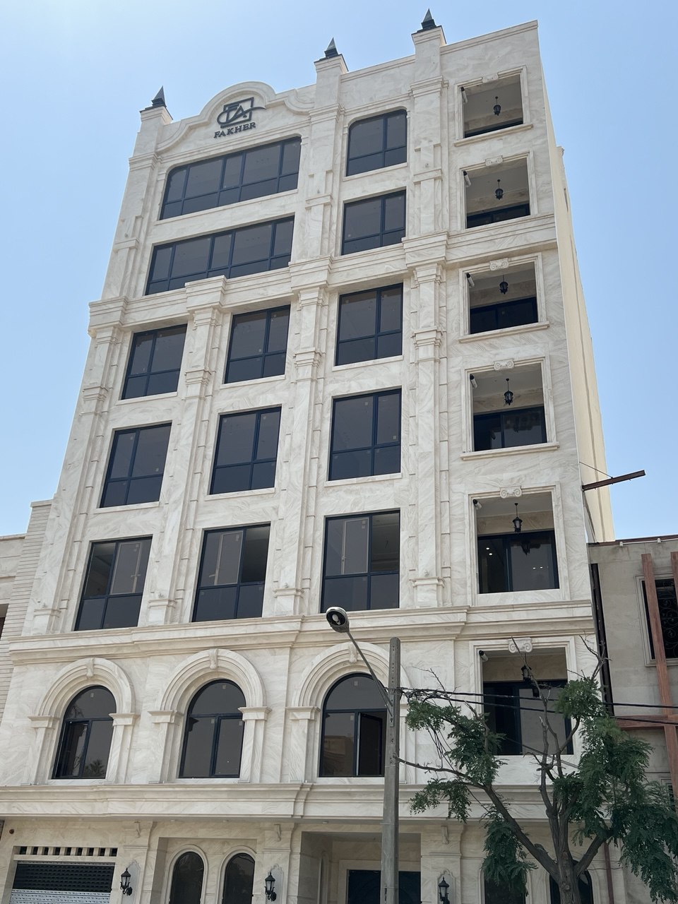 پروژه شریف - نمای مینیمال ساختمان